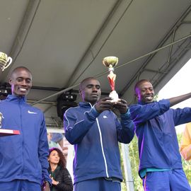 Une grande fête du sport avec près de 1500 coureur·se·s sur les 5/10km, courses jeunes et familles.Les vainqueurs des 10km ont battu le record de l'épreuve, avec la 8e meilleure performance mondiale chez les femmes!1700 euros ont été reversés à l’association Une maison au cœur de la vie, qui vient en aide aux familles dont les enfants sont hospitalisés à l’Institut Gustave-Roussy. Un grand merci aux 150 bénévoles, aux associations villejuifoises, et à tous les services de la ville.[Photos ©Anja Simonet / ©Raphaël Garnier]