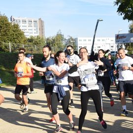 Une grande fête du sport avec près de 1500 coureur·se·s sur les 5/10km, courses jeunes et familles.Les vainqueurs des 10km ont battu le record de l'épreuve, avec la 8e meilleure performance mondiale chez les femmes!1700 euros ont été reversés à l’association Une maison au cœur de la vie, qui vient en aide aux familles dont les enfants sont hospitalisés à l’Institut Gustave-Roussy. Un grand merci aux 150 bénévoles, aux associations villejuifoises, et à tous les services de la ville.[Photos ©Anja Simonet / ©Raphaël Garnier]