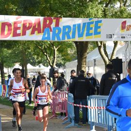 Une grande fête du sport avec près de 1500 coureur·se·s sur les 5/10km, courses jeunes et familles.Les vainqueurs des 10km ont battu le record de l'épreuve, avec la 8e meilleure performance mondiale chez les femmes!1700 euros ont été reversés à l’association Une maison au cœur de la vie, qui vient en aide aux familles dont les enfants sont hospitalisés à l’Institut Gustave-Roussy. Un grand merci aux 150 bénévoles, aux associations villejuifoises, et à tous les services de la ville.[Photos ©Anja Simonet / ©Raphaël Garnier]