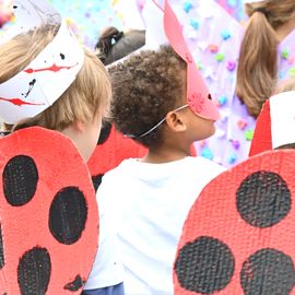 Un carnaval sur le thème du printemps pour les Accueils de Loisirs qui ont défilé dans Villejuif pour mettre de la couleur dans les rues.