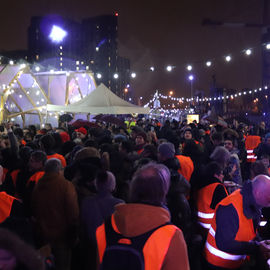 Des milliers de curieux se sont retrouvés autour du puits de la future gare pour découvrir les tunneliers et profiter des animations: ateliers, mise en lumière, spectacle pyrotechnique, live électro et gigot-bitume.