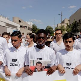 L’émotion était vive ce mercredi 6 juillet à l’occasion de la grande marche blanche organisée en la mémoire de Zinédine, jeune Villejuifois âgé de 16 ans mortellement fauché par un automobiliste vendredi dernier.Près d’un millier de personnes (famille, proches, amis, voisins, camarades du lycée, membres des clubs de football, citoyens…) sont venus lui rendre hommage. Tous vêtus de blanc, ils ont sillonné les rues de la ville entre le quartier Lamartine où il vivait et le stade Karl-Marx.[Photos Alex Bonnemaison] 