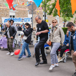 Samedi 17 mai, l’Hôpital Paul Brousse proposait un moment festif ouvert à tous : la fête de la gériatrie.L’occasion pour les patients et leurs familles de se partager un après-midi riche en rencontres et animations : parcours olympique, tir à l’arc, animation musicale, jeux en bois, maquillage, coiffure.. mais aussi buvette, brocante, tombola, stands d’artisanat et buvette ! [photos Xiwen Wang]