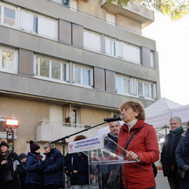 Vous étiez plusieurs centaines samedi 2 décembre à braver le froid pour célébrer la mémoire de ce quartier bientôt transformé : exposition, goûter, fanfare, projections géantes, et impressionnante traversée du quartier sur un fil tendu à 27m de haut![photos Alex Bonnemaison]