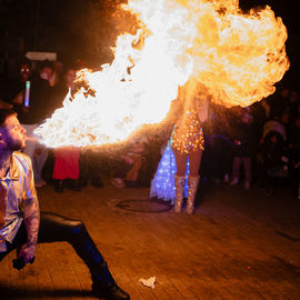 Retour en images sur le Marché de Noël en centre-ville samedi et dimanche, avec ses nombreuses animations organisées par la Ville et l'association Les commerçants de Villejuif: fanfares, Père Noël, cracheurs de feu, spectacle lumineux...[photos Xiwen Wang / Direction de la communication]