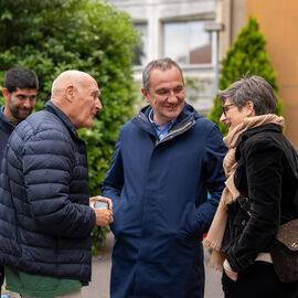 Samedi 17 mai, l’Hôpital Paul Brousse proposait un moment festif ouvert à tous : la fête de la gériatrie.L’occasion pour les patients et leurs familles de se partager un après-midi riche en rencontres et animations : parcours olympique, tir à l’arc, animation musicale, jeux en bois, maquillage, coiffure.. mais aussi buvette, brocante, tombola, stands d’artisanat et buvette ! [photos Xiwen Wang]