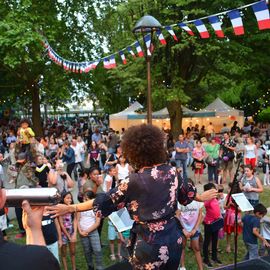 La liesse populaire du 13 juillet à Villejuif avec la guinguette, le bal variétés et le feu d'artifice de retour au parc Pablo Neruda.