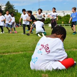 Depuis le début de l'année, 900 élèves de CE2 ont pu bénéficier de 6 à 8 séances d'initiation au rugby à l'école, organisées par la Ville et le Rugby Club du Val-de-Bièvre, en partenariat avec l'Education Nationale.