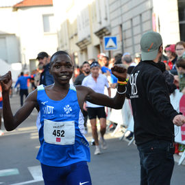 Un plateau élite relevé sur le 10km couru en moins de 29mn, de nombreux coureurs et marcheurs amateurs sur le 10, le 5 et le Run'N'Bike, et la relève déjà assurée avec les courses des jeunes l'après-midi!