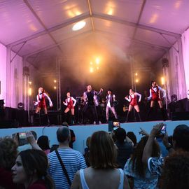 Des centaines de spectateurs massés devant la scène pour chanter avec Lisandro Cuxi, François Feldman etJoniece Jamison, danser avec le Staries Show ou applaudir le travail des musiciens et danseurs la MPT Gérard-Philipe et des Conservatoires.