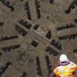 Le 18 juin le tunnelier Amandine parti d'Arcueil-Cachan pour le creusement de la ligne 15 Sud perce le mur de la future gare Gustave Roussy. En février un 1er tunnelier (ligne 14) avait traversé cette gare.Crédits photos: Société du Grand Paris / David Delaporte