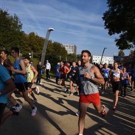 Une grande fête du sport avec près de 1500 coureur·se·s sur les 5/10km, courses jeunes et familles.Les vainqueurs des 10km ont battu le record de l'épreuve, avec la 8e meilleure performance mondiale chez les femmes!1700 euros ont été reversés à l’association Une maison au cœur de la vie, qui vient en aide aux familles dont les enfants sont hospitalisés à l’Institut Gustave-Roussy. Un grand merci aux 150 bénévoles, aux associations villejuifoises, et à tous les services de la ville.[Photos ©Anja Simonet / ©Raphaël Garnier]