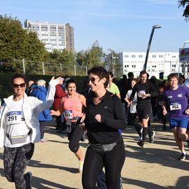 Une grande fête du sport avec près de 1500 coureur·se·s sur les 5/10km, courses jeunes et familles.Les vainqueurs des 10km ont battu le record de l'épreuve, avec la 8e meilleure performance mondiale chez les femmes!1700 euros ont été reversés à l’association Une maison au cœur de la vie, qui vient en aide aux familles dont les enfants sont hospitalisés à l’Institut Gustave-Roussy. Un grand merci aux 150 bénévoles, aux associations villejuifoises, et à tous les services de la ville.[Photos ©Anja Simonet / ©Raphaël Garnier]