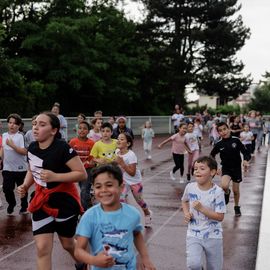 Malgré la pluie, les élèves ont enchainé les tours de piste au stade Louis Dolly lors de la traditionnelle course d'endurance.[Photo Alex Bonnemaison]