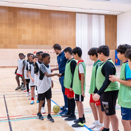 Le tournoi solidaire de Noël au profit des associations 94e Rue, Binkadi-so et Yacine Adli a encore été un franc succès cette année. Sur 3 jours, près de 1130 jeunes de 10 à 25 ont pu s'affronter sur le terrain de la halle Colette-Besson. Les matchs furent intenses mais le fair-play était aussi mis en valeur puisque des trophées ont été attribués aux joueurs et aux équipes représentant le plus les valeurs du sport![photos Sylvie Grima / Xiwen Wang]