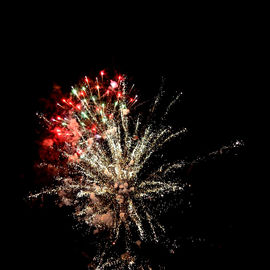 La liesse populaire du 13 juillet à Villejuif avec la guinguette, le bal variétés et le feu d'artifice de retour au parc Pablo Neruda.