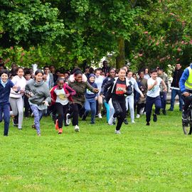 Le 9 mai, les collégiens ont couru dans le parc des Hautes Bruyères au profit de l'association Action Contre la Faim.Les élèves devaient rechercher des parrains (familles, voisins, proches, etc) qui les sponsorisent pour la course, en fonction du nombre de tours effectués!