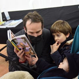 Avec  de  nombreux·ses  artistes  de  l’écriture,  du  dessin  et  de  bien  d’autres  disciplines,  des  penseur·euse·s,   les   acteurs   culturels   du   territoire  et  les  deux  librairies  villejuifoises,  ce  festival est une invitation à la création, au partage et à l’expérimentation