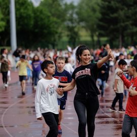 Malgré la pluie, les élèves ont enchainé les tours de piste au stade Louis Dolly lors de la traditionnelle course d'endurance.[Photo Alex Bonnemaison]