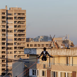 Vous étiez plusieurs centaines samedi 2 décembre à braver le froid pour célébrer la mémoire de ce quartier bientôt transformé : exposition, goûter, fanfare, projections géantes, et impressionnante traversée du quartier sur un fil tendu à 27m de haut![photos Alex Bonnemaison]