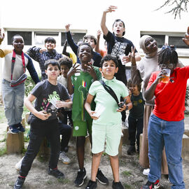 Mardi 20 mai avait lieu l'inauguration officielle de la cour Eveil de l'école Paul Langevin.Après les travaux durant l'été, les élèves avaient découvert leur nouvelle cour à la rentrée de septembre, mais il aura fallu attendre le printemps pour que les plantations prennent toute leur place dans ce nouvel espace végétalisé, pensé avec les enfants, les enseignants, les parents, les agents... Une nouvelle cour de récré permet un meilleur partage de l'espace entre les différentes activités, entre les filles et les garçons, et apporte verdure et fraicheur dans un lieu auparavant très bétonné.[photos Lucile Cubin]