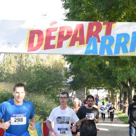 Une grande fête du sport avec près de 1500 coureur·se·s sur les 5/10km, courses jeunes et familles.Les vainqueurs des 10km ont battu le record de l'épreuve, avec la 8e meilleure performance mondiale chez les femmes!1700 euros ont été reversés à l’association Une maison au cœur de la vie, qui vient en aide aux familles dont les enfants sont hospitalisés à l’Institut Gustave-Roussy. Un grand merci aux 150 bénévoles, aux associations villejuifoises, et à tous les services de la ville.[Photos ©Anja Simonet / ©Raphaël Garnier]