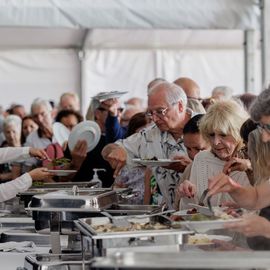 Une journée de fête pour les Seniors avec déjeuner festif abrité, spectacles et musique, dans une ambiance de guinguette conviviale et champêtre!