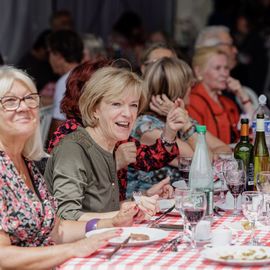 Une journée de fête pour les Seniors avec déjeuner festif abrité, spectacles et musique, dans une ambiance de guinguette conviviale et champêtre!