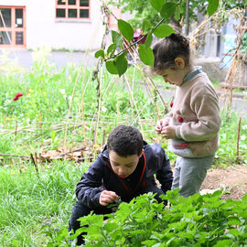 Retour en images sur ces 2 semaines de vacances de printemps, avec notamment la chasse aux œufs du Secours populaire et celle des accueils de loisirs à la ferme urbaine, le Mois des cuisines du Monde et les activités jardinage, bricolage, cirque... dans les MPT. [Photos Direction de la Communication / Lucile Cubin / Xiwen Wang]