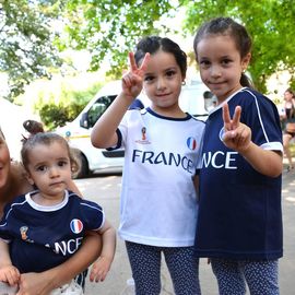 Des centaines de fans se sont réunis pour soutenir l'équipe de France en finale de la Coupe du Monde de foot et vibrer avec eux jusqu'au titre mondial !