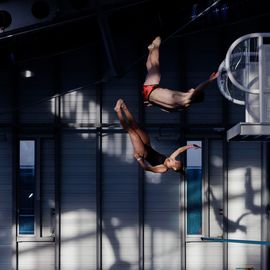 Le 13 mai se déroulait la grande soirée Plongeon au stade nautique à l'occasion de l'inauguration des nouveaux plongeoirs. Au programme : initiation pour les plus courageux·ses, et démonstrations des plongeurs·ses de l'Equipe de France et de Gary Hunt, meilleur plongeur du Monde de l'extrême.[Photos Alex Bonnemaison]