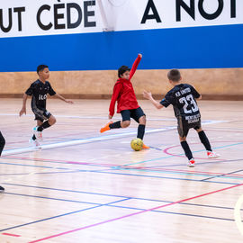 Le tournoi solidaire de Noël au profit des associations 94e Rue, Binkadi-so et Yacine Adli a encore été un franc succès cette année. Sur 3 jours, près de 1130 jeunes de 10 à 25 ont pu s'affronter sur le terrain de la halle Colette-Besson. Les matchs furent intenses mais le fair-play était aussi mis en valeur puisque des trophées ont été attribués aux joueurs et aux équipes représentant le plus les valeurs du sport![photos Sylvie Grima / Xiwen Wang]