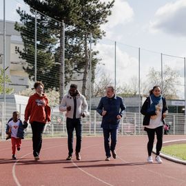 296 tours de piste bouclés lors du relais solidaire au stade Louis Dolly où des centaines de bénévoles, parents et enfants se sont rassemblés pour courir ensemble et découvrir de nouvelles activités sportives, sous le signe de la solidarité et de l’entraide.[Photos Alexandre Bonnemaison]