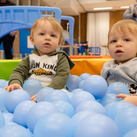 Pour donner aux parents la possibilité de faire du sport sans organiser la garde des enfants, le service des Sports donne rendez-vous aux familles de 9h à 12h, un samedi par mois: renforcement musculaire, Pilates, step, Zumba, pour les adultes... et escalade ou jeux de plein air pour les enfants de 3 à 11 ans.[Photos Sylvie Grima]