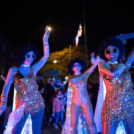 Retour en images sur le Marché de Noël en centre-ville samedi et dimanche, avec ses nombreuses animations organisées par la Ville et l'association Les commerçants de Villejuif: fanfares, Père Noël, cracheurs de feu, spectacle lumineux...[photos Xiwen Wang / Direction de la communication]