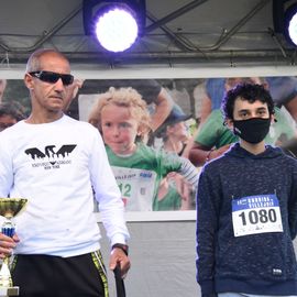 Une grande fête du sport avec près de 1500 coureur·se·s sur les 5/10km, courses jeunes et familles.Les vainqueurs des 10km ont battu le record de l'épreuve, avec la 8e meilleure performance mondiale chez les femmes!1700 euros ont été reversés à l’association Une maison au cœur de la vie, qui vient en aide aux familles dont les enfants sont hospitalisés à l’Institut Gustave-Roussy. Un grand merci aux 150 bénévoles, aux associations villejuifoises, et à tous les services de la ville.[Photos ©Anja Simonet / ©Raphaël Garnier]