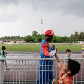 Malgré la pluie, les élèves ont enchainé les tours de piste au stade Louis Dolly lors de la traditionnelle course d'endurance.[Photo Alex Bonnemaison]