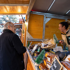 Retour en images sur le Marché de Noël en centre-ville samedi et dimanche, avec ses nombreuses animations organisées par la Ville et l'association Les commerçants de Villejuif: fanfares, Père Noël, cracheurs de feu, spectacle lumineux...[photos Xiwen Wang / Direction de la communication]