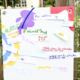 Mardi 20 mai avait lieu l'inauguration officielle de la cour Eveil de l'école Paul Langevin.Après les travaux durant l'été, les élèves avaient découvert leur nouvelle cour à la rentrée de septembre, mais il aura fallu attendre le printemps pour que les plantations prennent toute leur place dans ce nouvel espace végétalisé, pensé avec les enfants, les enseignants, les parents, les agents... Une nouvelle cour de récré permet un meilleur partage de l'espace entre les différentes activités, entre les filles et les garçons, et apporte verdure et fraicheur dans un lieu auparavant très bétonné.[photos Lucile Cubin]