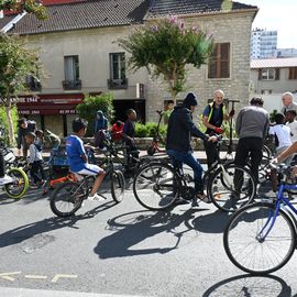 A pied, à vélo, en trottinette, en roller ou en poussette... ce dimanche 18 septembre, la Journée sans voiture a permis aux Villejuifois et Villejuifoises de tous âges de profiter des rues du centre-ville en toute sécurité et sérénité.[Photos Anja Simonet]