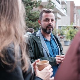 Une centaine de nouveaux Villejuifois, parmi lesquels de nombreuses jeunes familles, se sont retrouvées devant la médiathèque samedi 1er octobre pour visiter leur nouvelle ville (ballade en Tuk-tuk et visite du Théâtre...), recevoir leur kit de bienvenue et rencontrer leurs élu·e·s et partager leurs problématiques quotidiennes.[Photos Sylvie Grima]