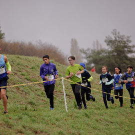 Succès confirmé pour la 2e édition du Cross de l'ASFI. Dimanche 12 novembre, ce sont 10 courses qui se sont déroulées sur le parcours boueux et accidenté dessiné dans le parc des Hautes-Bruyères, de la catégorie Eveil (6 ans) à Master (35 ans et +).Cette compétition ouvrait la saison de cross 2023-2024 et on a vu de belles explications entre athlètes venu·e·s de tout le département, et aussi de belles glissades!Bravo à tous les participants et aux 70 bénévoles qui ont œuvré sous la pluie pour l'organisation de cet évènement. [Photos Alex Bonnemaison / Direction de la Communication]