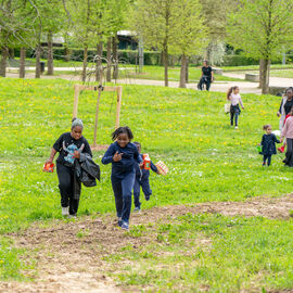 Samedi 6 avril, il n'y avait pas une mais 2 chasses aux œufs à Villejuif: la Chasse aux œufs solidaire du Secours Populaire, dans le parc des Hautes-Bruyères, avec des animations et jeux pour tous toute la journée, avec la participation de la Ludomobile.La chasse aux œufs dans le jardin partagé de la résidence Botanic Parc, un moment de rencontre et d'échanges entre voisins et de découverte du jardin pour certains. [photos Xiwen Wang / Alex Bonnemaison]