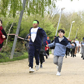 Dans le cadre de la semaine olympique et paralympique, mardi 2 avril, une centaine d’élèves de 6e de 4 collèges de Villejuif ont organisé dans le parc des hautes Bruyères une course en binôme avec un élève-guideur et un élève-guidé, les yeux masqués pour simuler le handicap. La course contre la faim vise à récolter des fonds pour Action contre la faim, pour des projets alimentaires dans le cadre de la solidarité internationale. [photos Lucile Cubin]