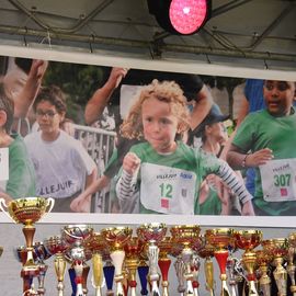 Une grande fête du sport avec près de 1500 coureur·se·s sur les 5/10km, courses jeunes et familles.Les vainqueurs des 10km ont battu le record de l'épreuve, avec la 8e meilleure performance mondiale chez les femmes!1700 euros ont été reversés à l’association Une maison au cœur de la vie, qui vient en aide aux familles dont les enfants sont hospitalisés à l’Institut Gustave-Roussy. Un grand merci aux 150 bénévoles, aux associations villejuifoises, et à tous les services de la ville.[Photos ©Anja Simonet / ©Raphaël Garnier]