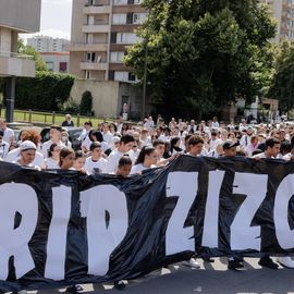 L’émotion était vive ce mercredi 6 juillet à l’occasion de la grande marche blanche organisée en la mémoire de Zinédine, jeune Villejuifois âgé de 16 ans mortellement fauché par un automobiliste vendredi dernier.Près d’un millier de personnes (famille, proches, amis, voisins, camarades du lycée, membres des clubs de football, citoyens…) sont venus lui rendre hommage. Tous vêtus de blanc, ils ont sillonné les rues de la ville entre le quartier Lamartine où il vivait et le stade Karl-Marx.[Photos Alex Bonnemaison] 