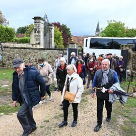 Les traditionnelles sorties d'automne emmenaient cette année une centaine de Seniors de Villejuif direction le Nord-Est, pour une escapade dans l'Aisne.Au programme : visite guidée du Domaine des Princes, à Condé en Brie, sabrage du champagne et dégustation, déjeuner en musique et flânerie dans le parc au cœur du village.[Photos Anja Simonet]