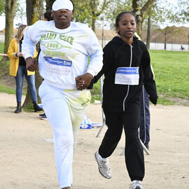 Dans le cadre de la semaine olympique et paralympique, mardi 2 avril, une centaine d’élèves de 6e de 4 collèges de Villejuif ont organisé dans le parc des hautes Bruyères une course en binôme avec un élève-guideur et un élève-guidé, les yeux masqués pour simuler le handicap. La course contre la faim vise à récolter des fonds pour Action contre la faim, pour des projets alimentaires dans le cadre de la solidarité internationale. [photos Lucile Cubin]