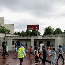 Malgré la pluie, les élèves ont enchainé les tours de piste au stade Louis Dolly lors de la traditionnelle course d'endurance.[Photo Alex Bonnemaison]