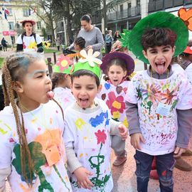 Un carnaval sur le thème du printemps pour les Accueils de Loisirs qui ont défilé dans Villejuif pour mettre de la couleur dans les rues.